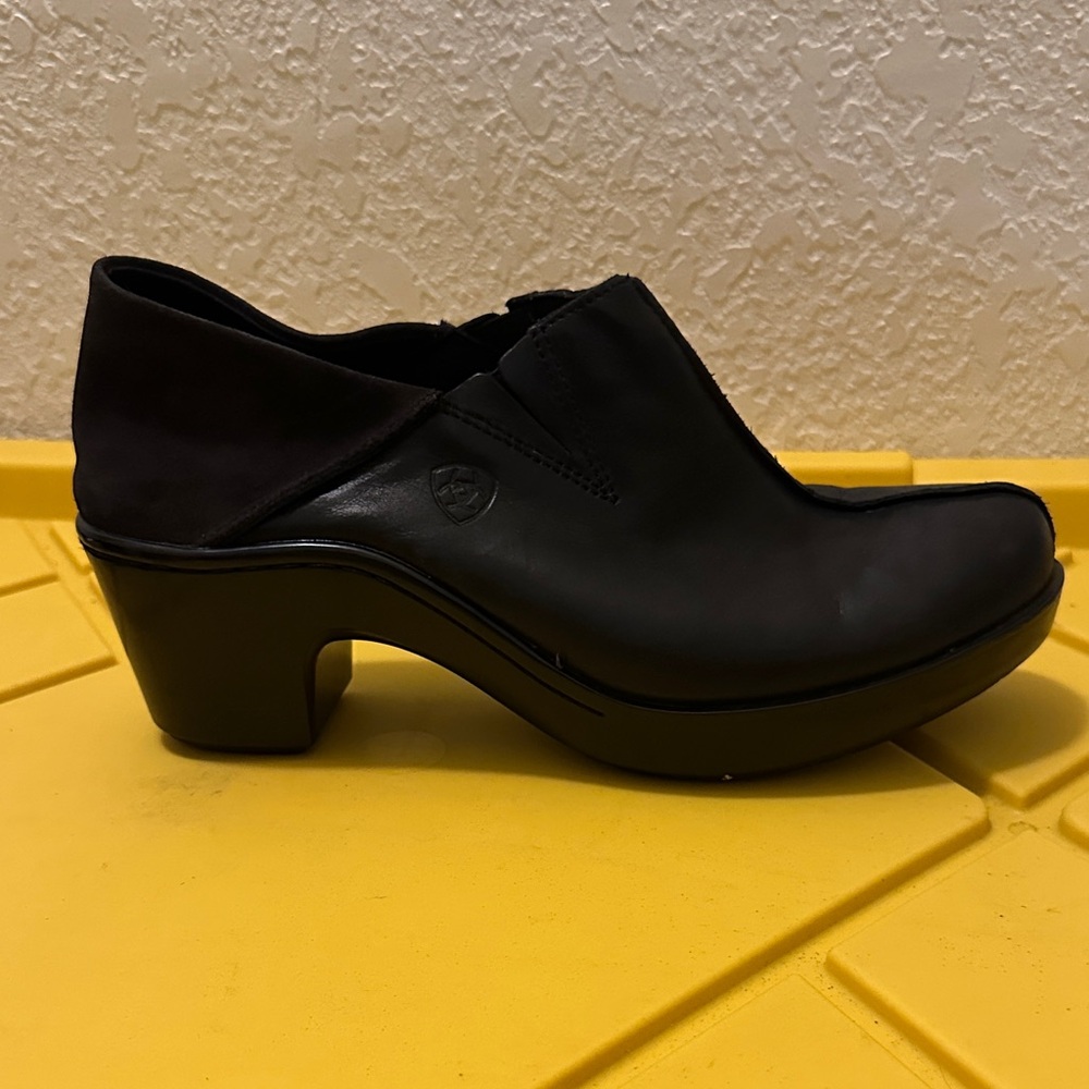 (WS1) Ariat Kickback Clog – Women’s Size 9.5B – Premium Leather Slip-On